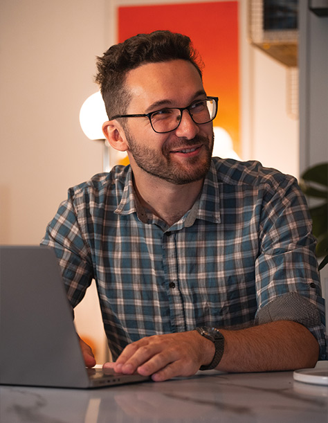 Photo portrait au travail d'un homme sur un ordinateur