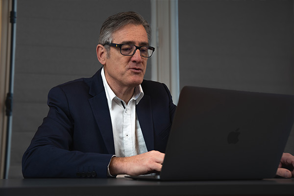 Photographie de portrait d'homme en bureau sur un ordinateur