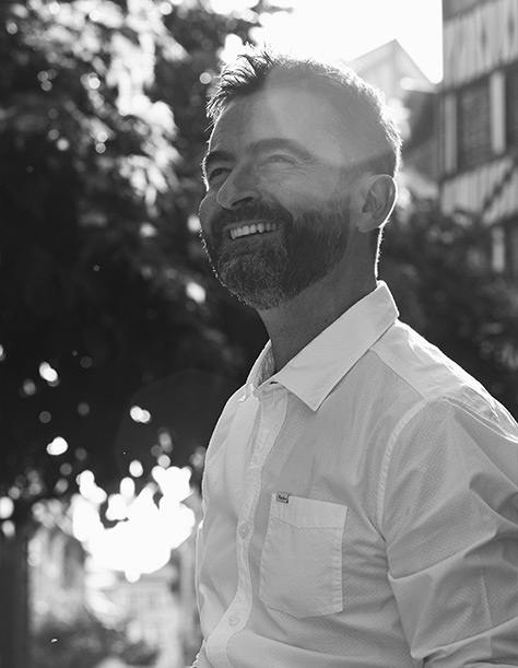 Photo portrait en noir et blanc fait par Edouard Lefort à Rouen pour les sites de rencontre